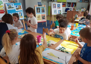Dzieci malują reprodukcje wybranych dzieł sztuki